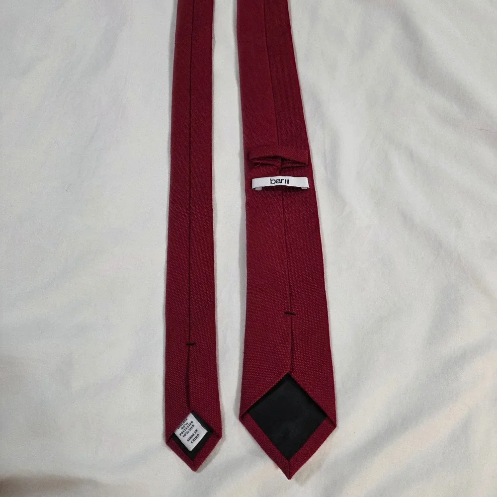 Bar III Mens Skinny Necktie Burgundy Red Textured Silk Blend Slim Tie 2.25 Wide